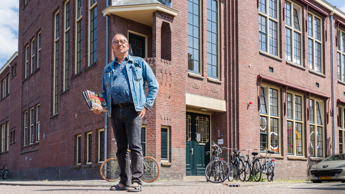 #dudok Stadshistoricus Cor Smit voor een bekend Leids gebouw van architect Dudok. (Foto: Jannie de Groot)